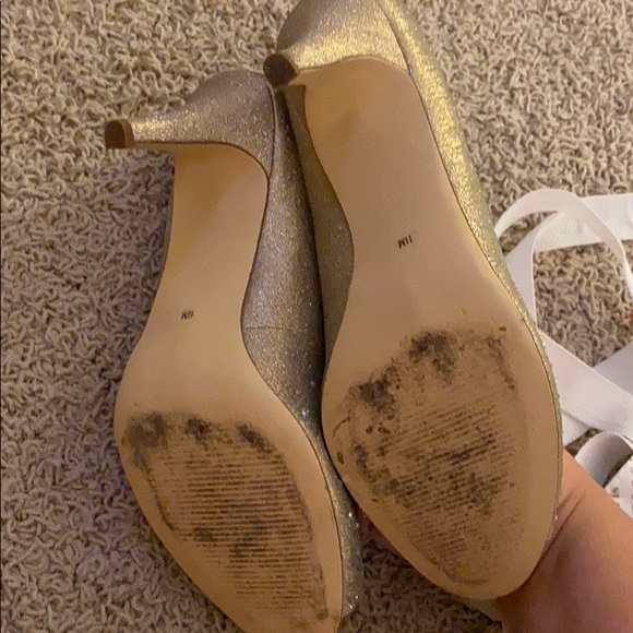 Barely worn gold high heels - Picture 3 of 3